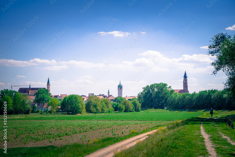 Wanderung am Donauufer um die Gstüt Insel mit Blick auf Straubing und die Skyline 