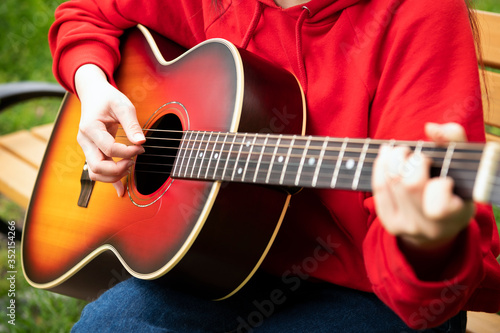 赤がテーマのアコースティックギター