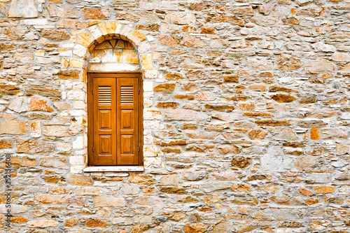 Foto Arch window with stone wall