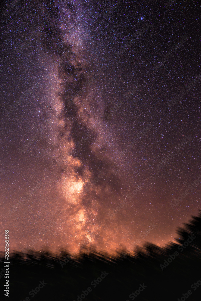 Die Schönheit der Milchstraße bei sternenklarem Himmel