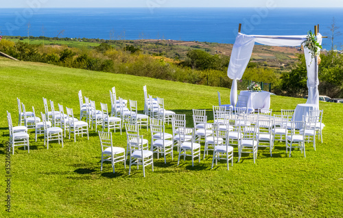 Photos Chaises blanches sur pelouse pour mariage