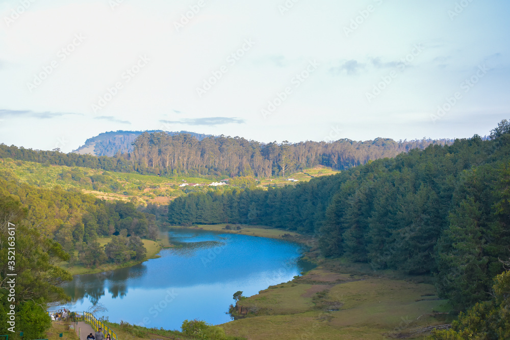 Obraz premium autumn landscape with lake ooty india
