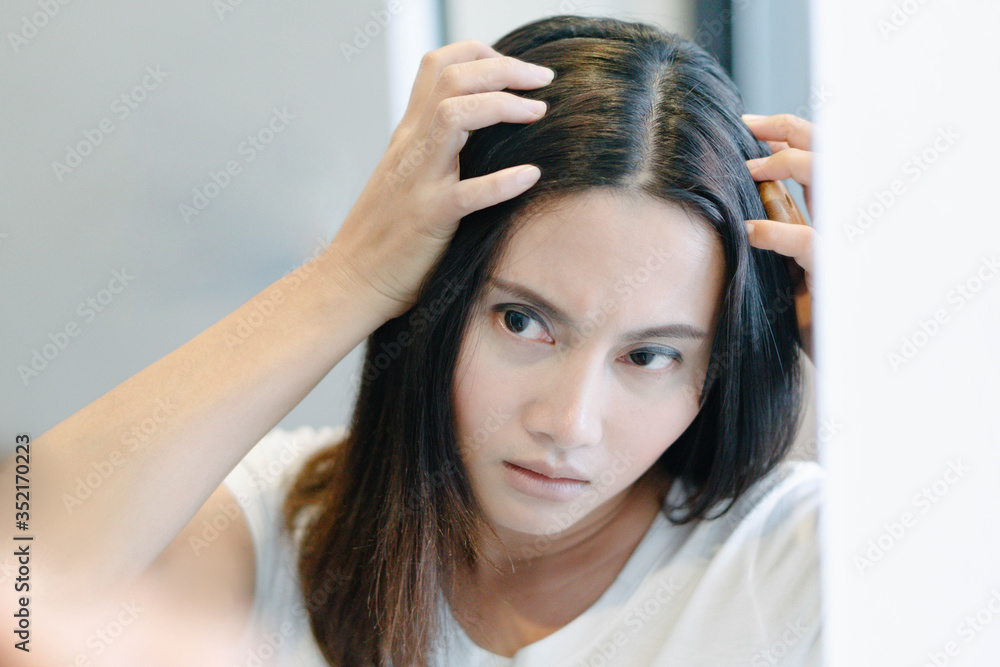 Naklejka premium Woman serious hair loss problem for health care shampoo and beauty product concept, selective focus