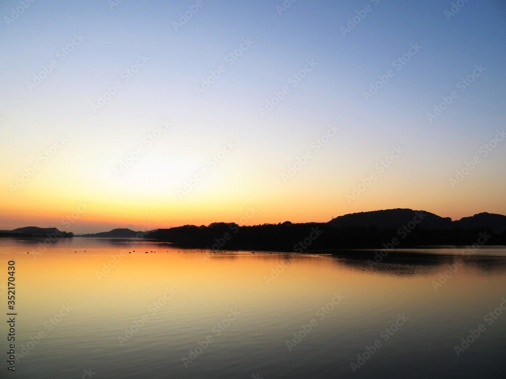 日本の田舎の風景　12月　川辺の夕景グラデーション　水鏡