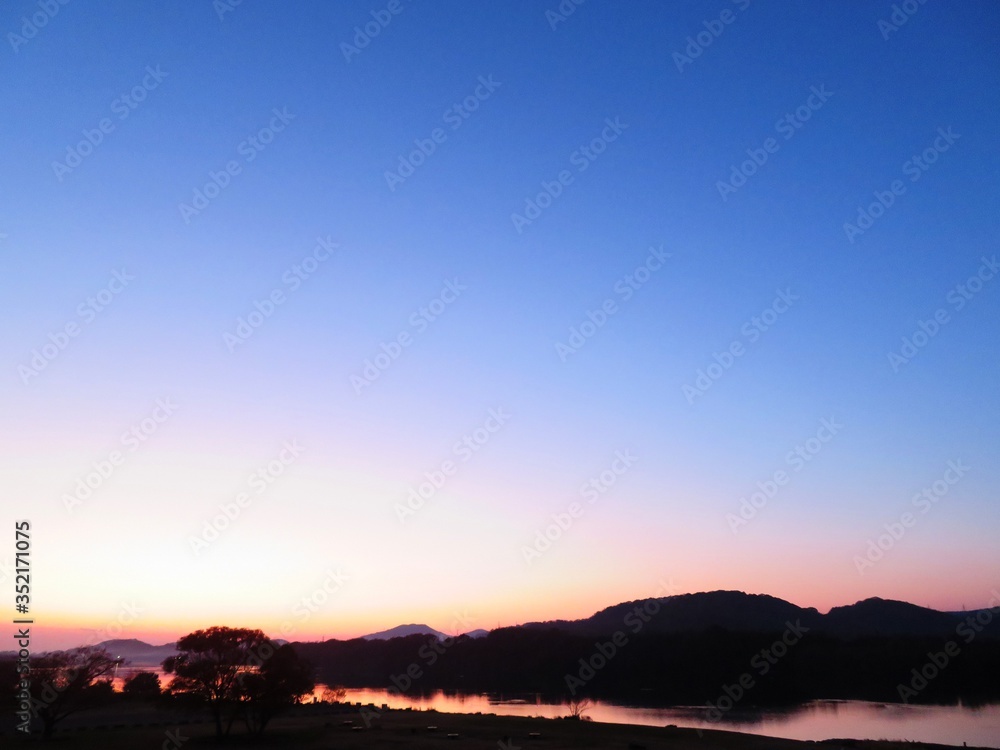 日本の田舎の風景　12月　川辺の夕景グラデーション　水鏡