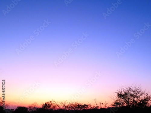 日本の田舎の風景 12月 川辺の夕景グラデーション