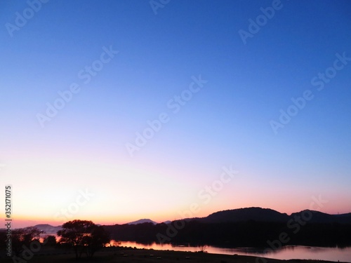 日本の田舎の風景 12月 川辺の夕景グラデーション 水鏡