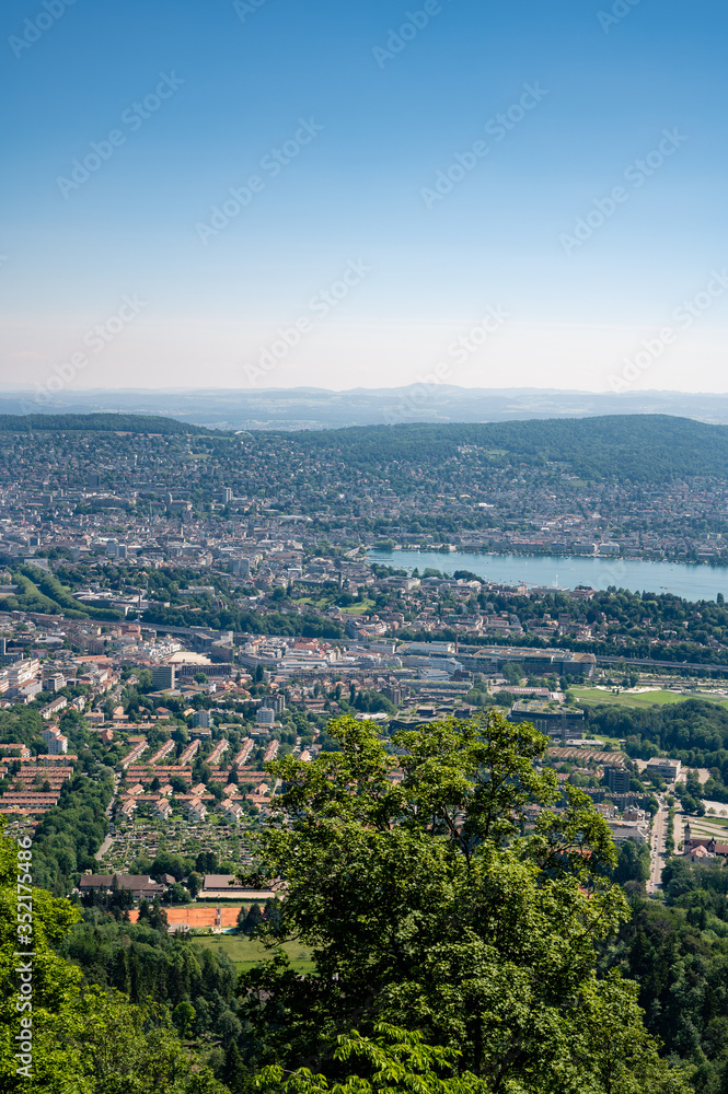 Vistas panoramicas desde la cima del monte Uetliberg en Zurich Suiza