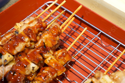 Put yakitori on the red tray photo