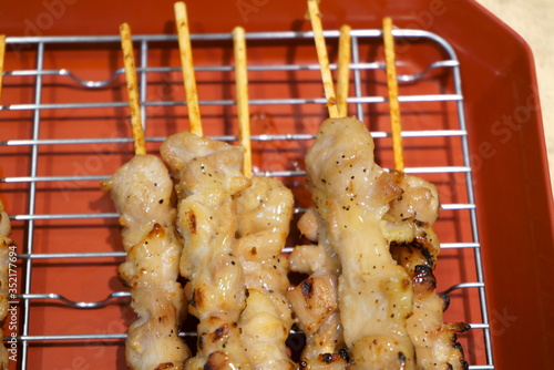 Put yakitori on the red tray photo