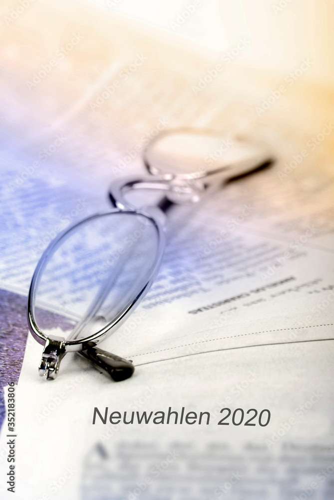 Neuwahlen - Symbolfoto mit Brille auf Zeitung Neuwahlen - Symbolfoto mit Brille auf Zeitung
