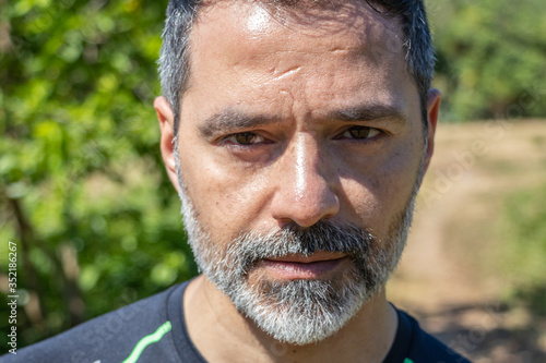 Ritratto di un uomo sportivo con la barba bianca