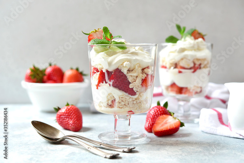 Tableau sur toile Eton mess - traditional english dessert with meringue, whipped cream and fresh berries
