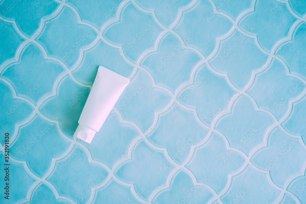 白いチューブに入ったコスメ、クリーム、日焼け止め、ジェル