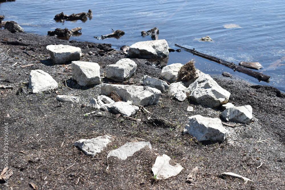 Obraz premium Steine liegen am Ufer des Sihlsees in der Schweiz 18.5.2020