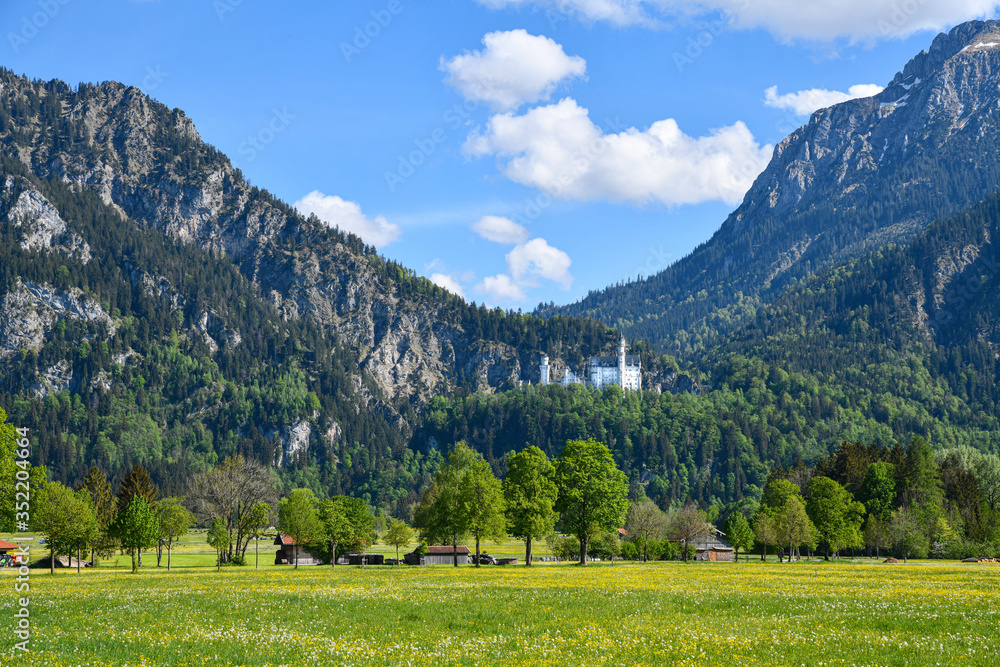 Schwangau und Schloss in den Bergen
