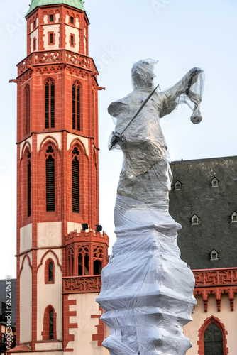 Umhüllte Gerechtigkeitsgöttin auf dem Römerberg in Frankfurt am Main photo