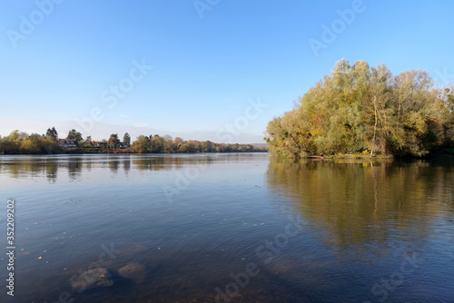 Seine river bank in Vetheuil village © hassan bensliman
