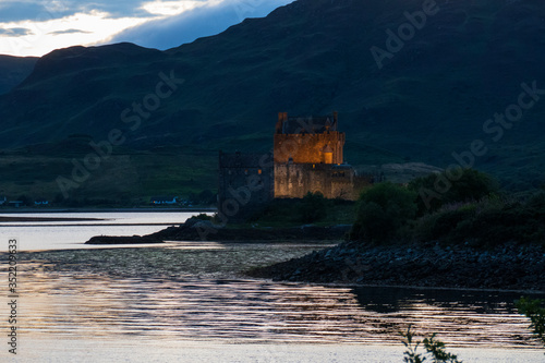 Eilean Donan Castle, schottische Burg in den Highlands von Schottland, beleuchtet bei Nacht photo