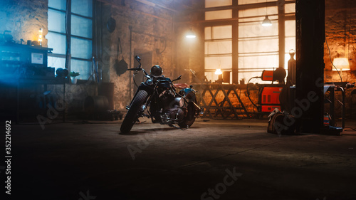 Fotografia Custom Bobber Motorbike Standing in an Authentic Creative Workshop