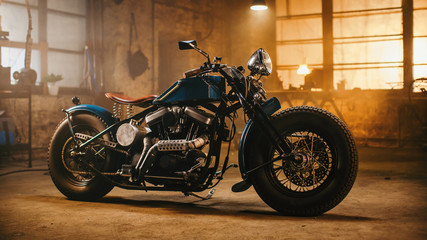 Tableau sur plexiglas Moto Bobber vintage dans atelier artisanal éclairé  © Gorodenkoff