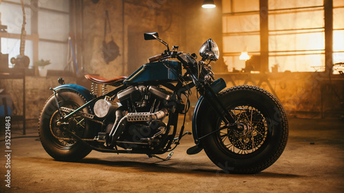 Photographie Custom Bobber Motorbike Standing in an Authentic Creative Workshop