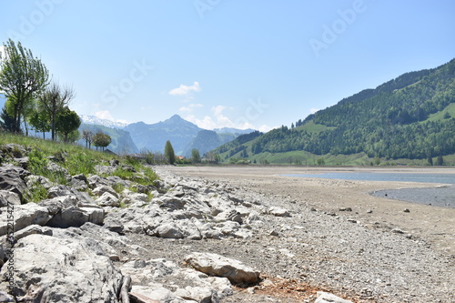 Steine am trockenen Ufer des Sihlsees in der Schweiz 18.5.2020