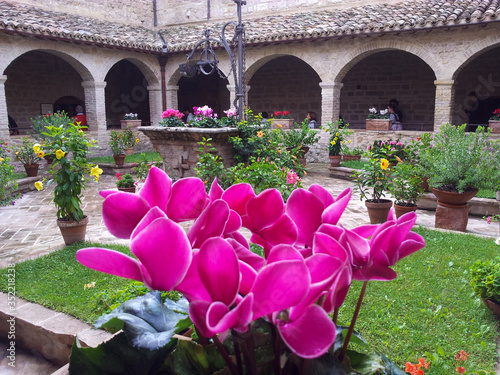 Fotografija Patio of Saint Damiano monastery, place that Saint Claire lived.