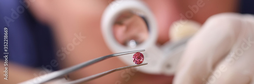 Fotografie Male looks through magnifying glass brink diamond
