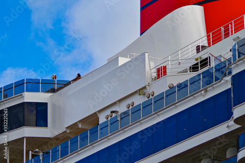 Canvas Print Nahaufnahme Cunard Line Ozeanliner oder Kreuzfahrtschiff mit rotem Schornstein -