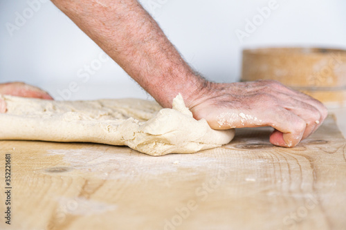 Mano sta impastando la pasta italiana fatta in casa