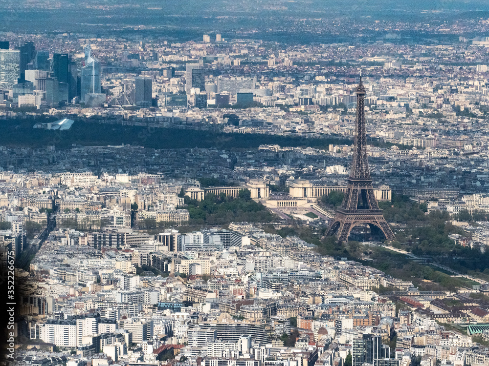 vue aérienne de la Tour Eiffel à Paris 