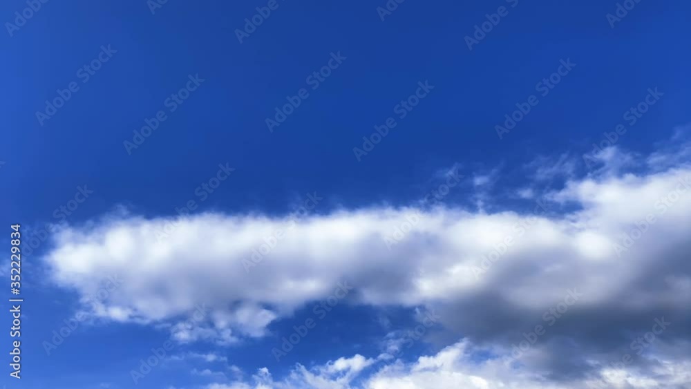 青空を横切る雲 層積雲