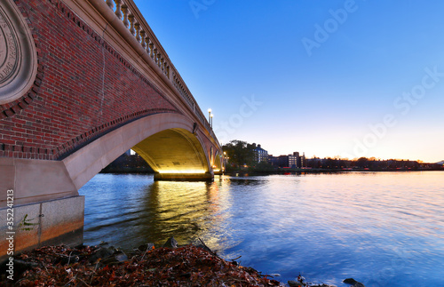 Foto Dunster House and John Weeks Bridge on campus of Harvard University at sunset
