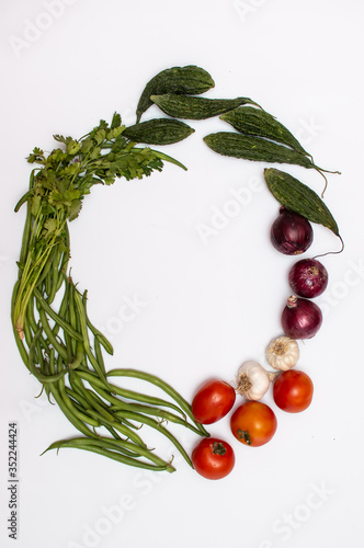 Vegetables and fruits placed in a circular position © Tejjas