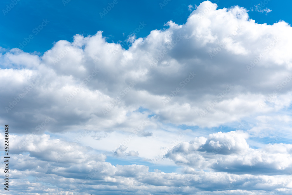 Obraz premium Floaty white clouds running through the sky. Fluffy clouds background