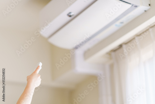熱中症予防　冷房　エアコン　温度調節　換気　夏　リモコン　リビング　女性　ウィルス対策　空気清浄機