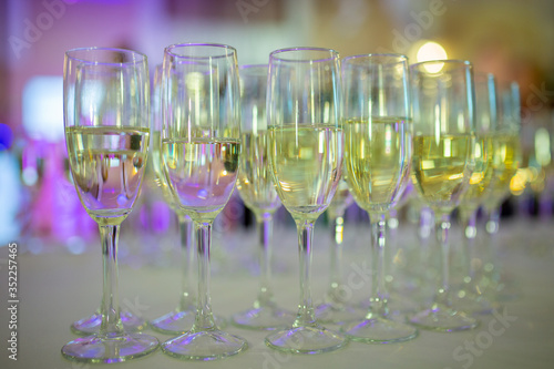 szampan w kieliszkach na weselu 