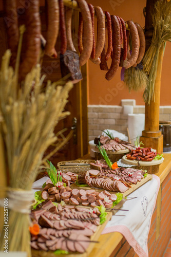 Kiełbasy i mięsa na wiejskim stole wesele