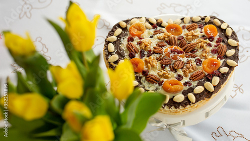 Wielkanocny mazurek w kształcie serca z żółtymi tulipanami