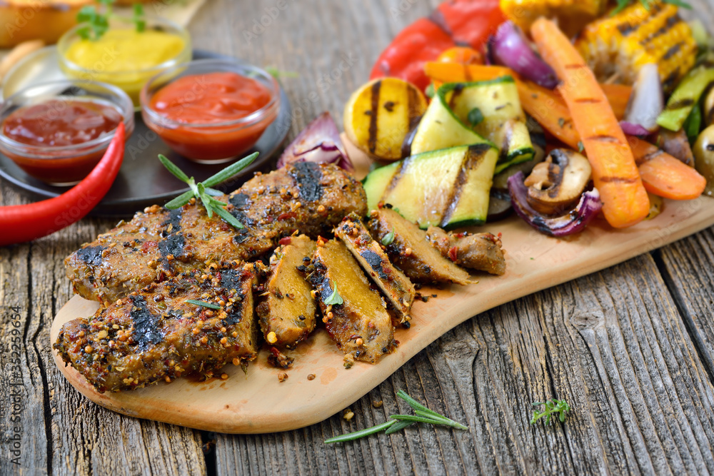 Stockfoto Vegan grillen mit deftigen SeitanSteaks und feurigen Saucen