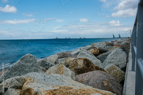 Kamienie na brzegu morza Bałtyckiego plaża w Gdańsku