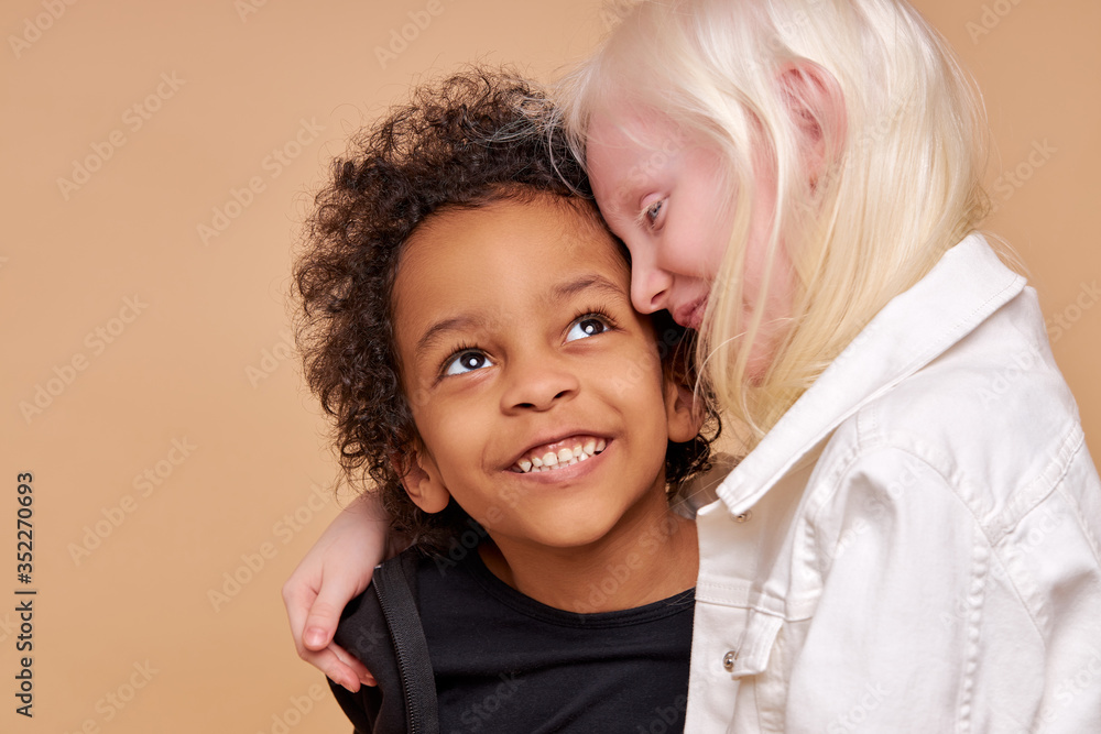 close friendship between two children of different nationalities