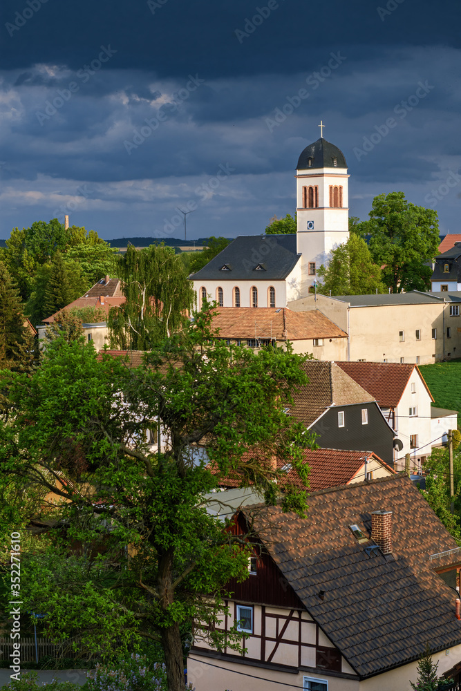 Kirche, Kirchturm, Dorf, vor Gewitterhimmel, dramatisch, Mosel, Zwickau, Sachsen, Deutschland