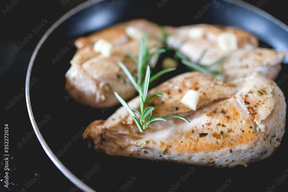 Fleisch in der Pfanne am braten mit Rosmarin Fleisch in der Pfanne am braten mit Rosmarin