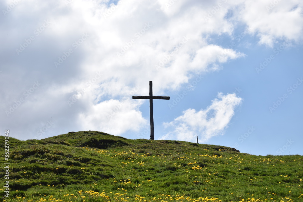 Jesus Kreuz auf einem Hügel in der Schweiz 17.5.2020