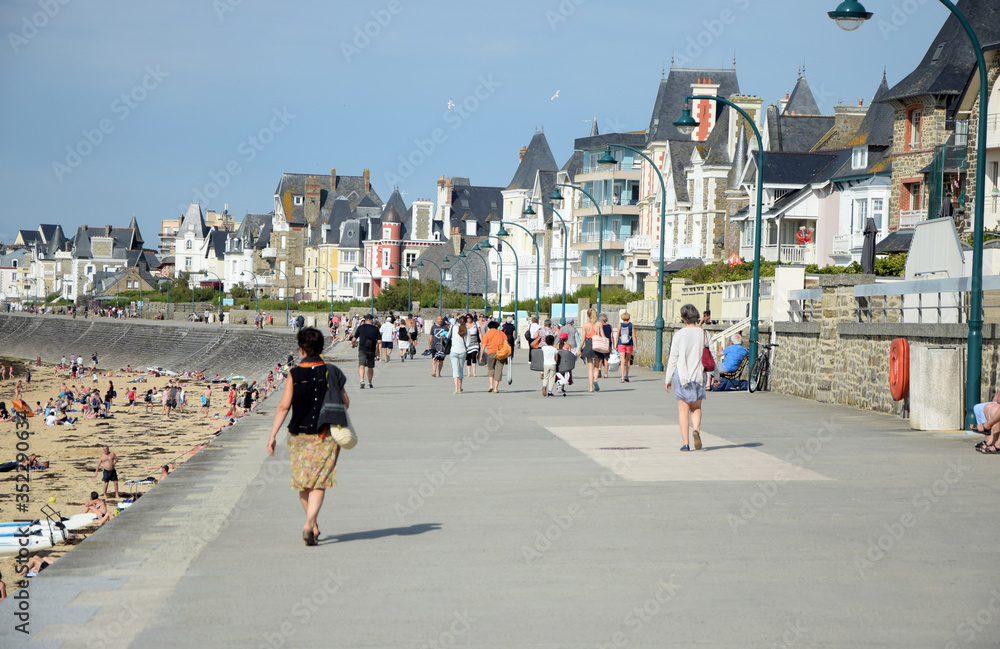 Strandpromenade bei Saint-Malo