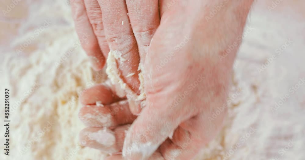 Mani che impastano la farina per la pizza Mani che impastano la farina per la pizza