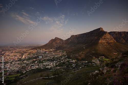 Table Mountain towering over the City of Cape Town © Stephanie