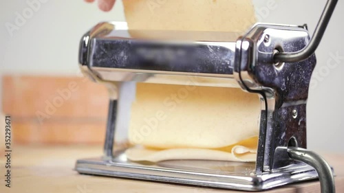 Sfoglia grezza di pasta all'uovo fatta con la macchinetta italiana. photo